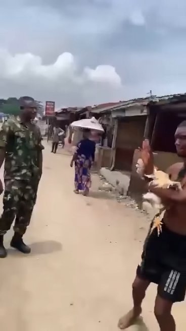 😂 le voleur de coq, bon danseur aussi 😂